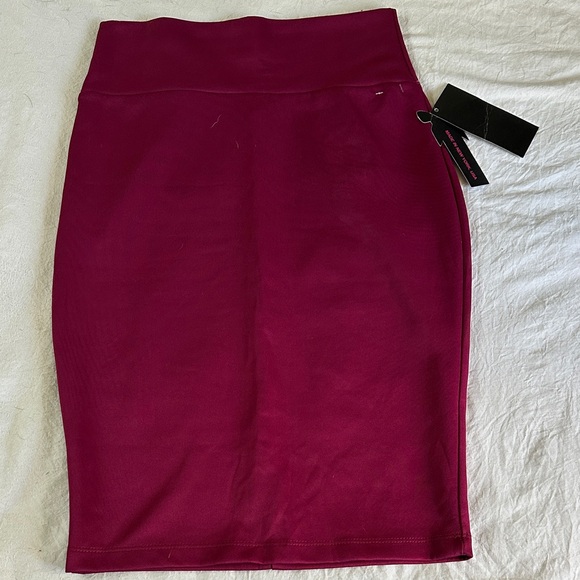 Chic Fuchsia Pencil Skirt - Picture 1 of 3
